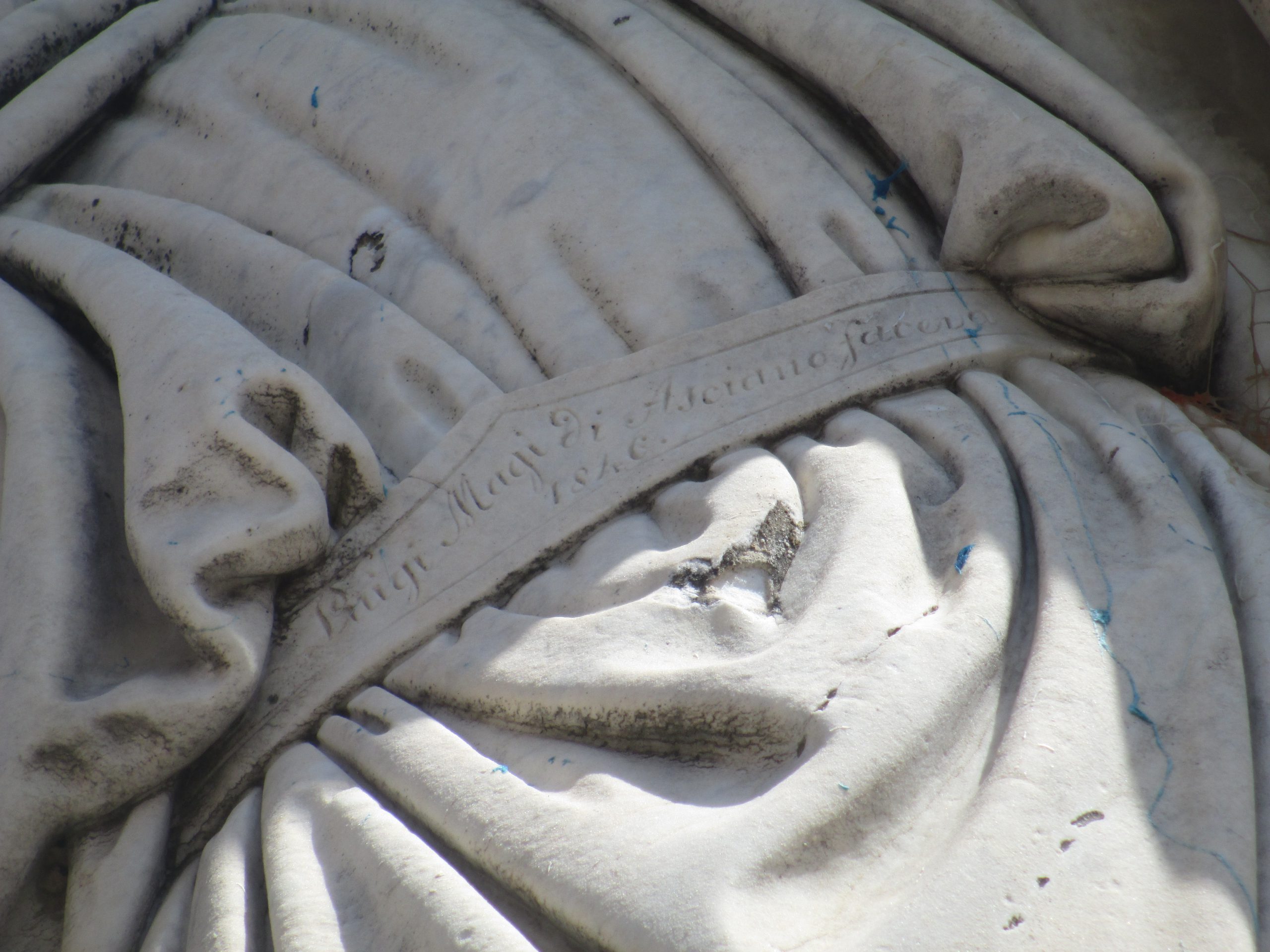 particolare del monumento a Canapone dello scultore ascianese L. Magi